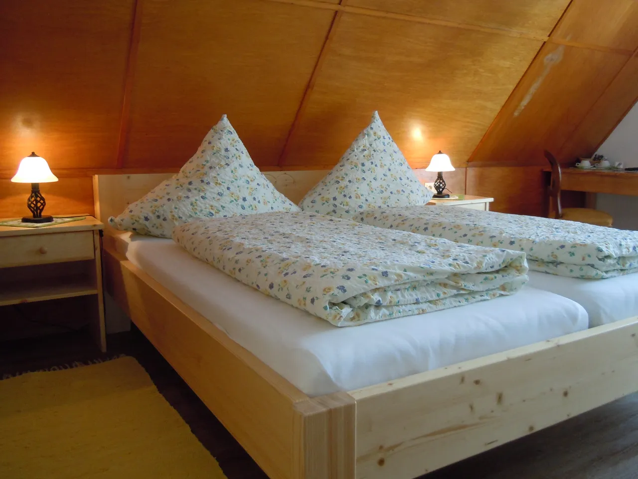 Doppelzimmer unterm Dach mit Holzverkleidung und Doppelbett