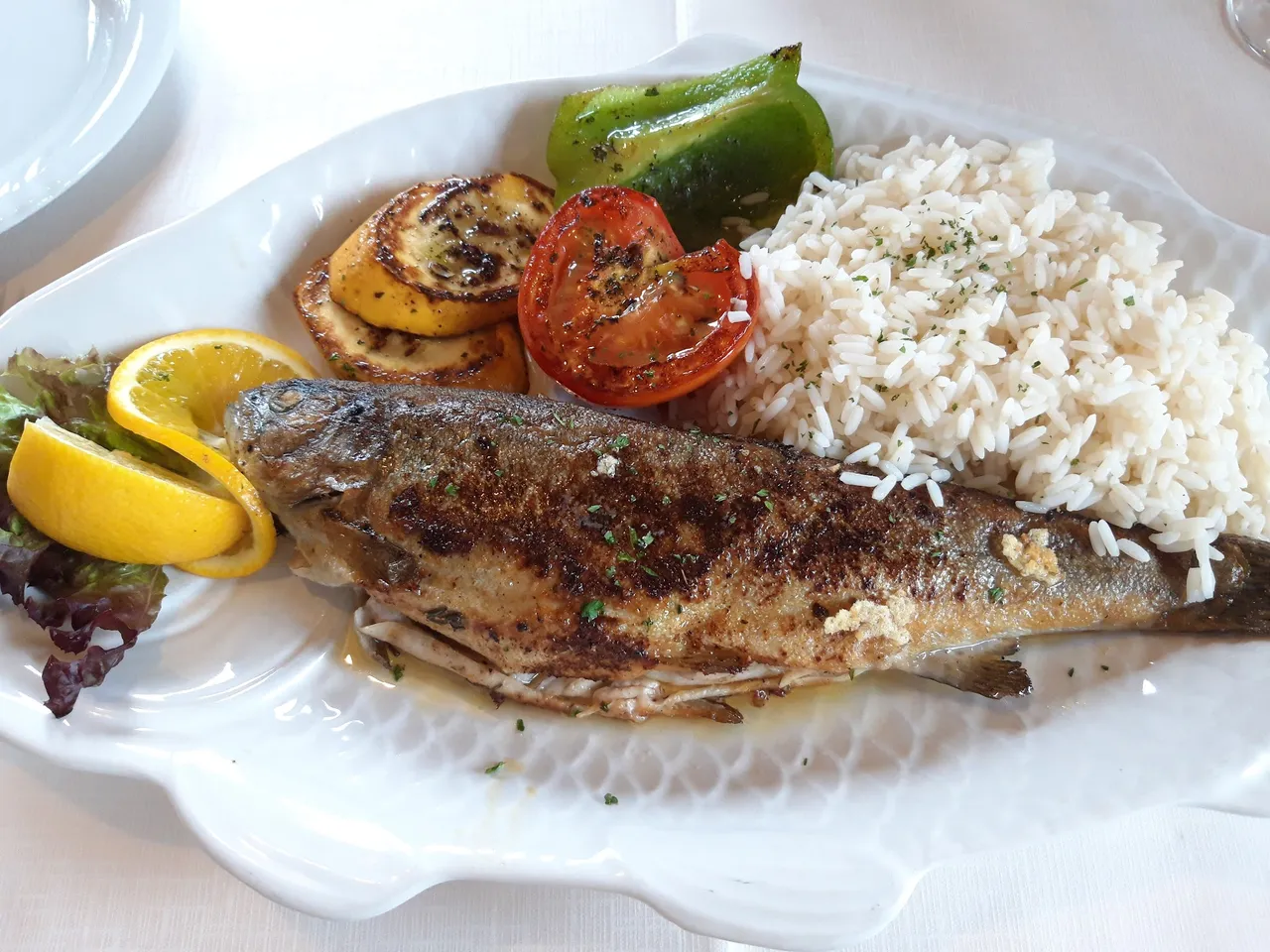 Gebratene Forelle mit Reis und gegrilltem Gemüse