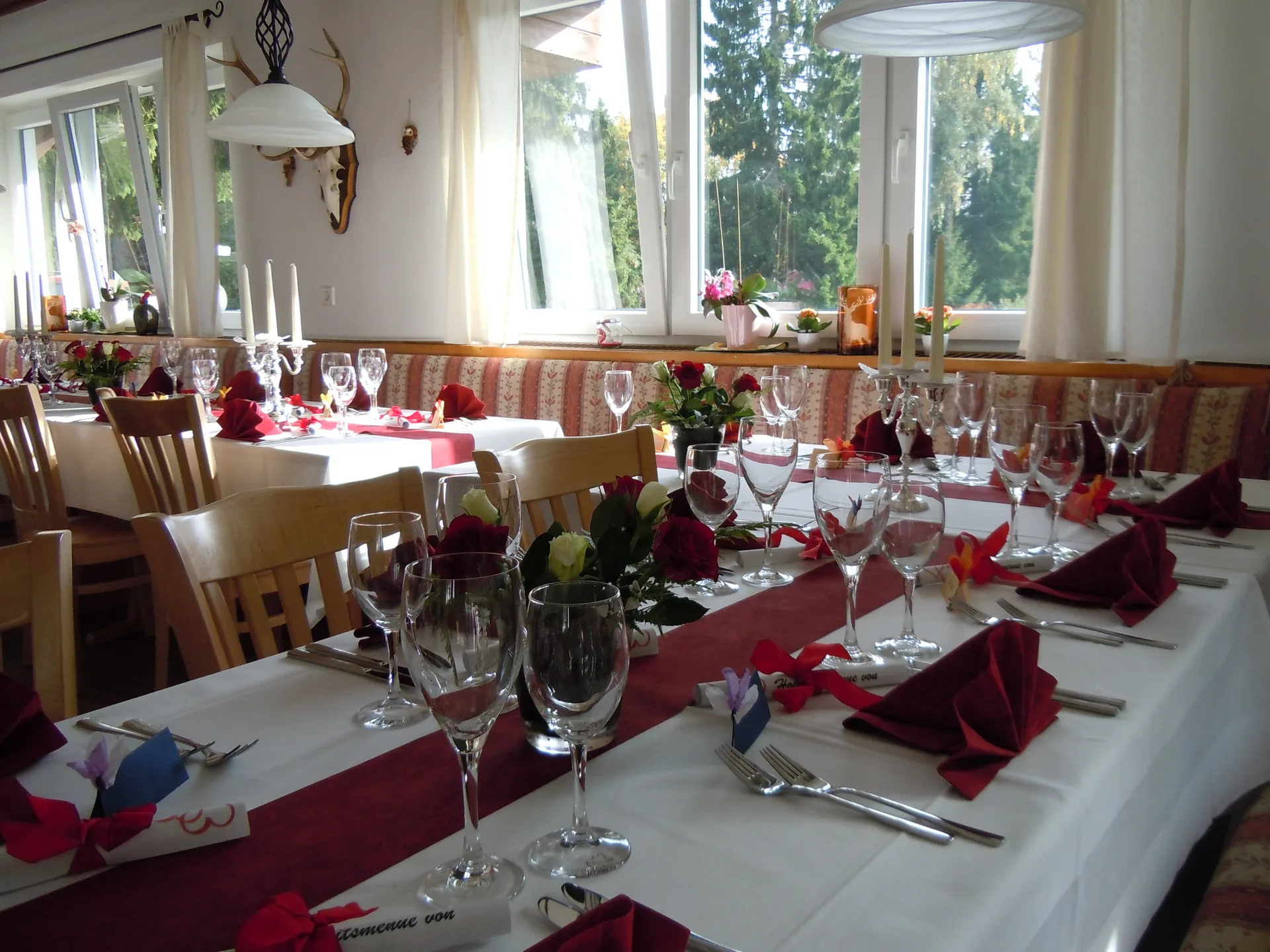 Festlich gedeckte Hochzeitstafel mit Rosen und Kerzenleuchtern